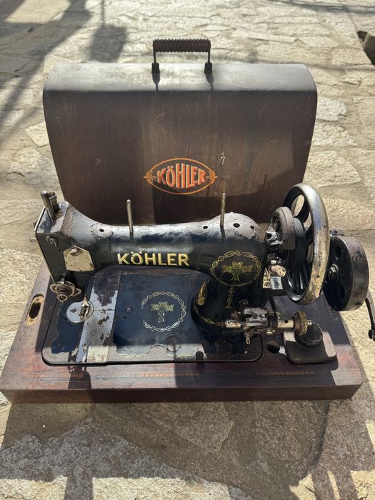 Това е антикварна ръчна шевна машина Kohler, произведена в Германия