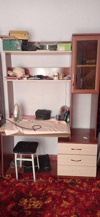 ofice uchun dars tayyorlash uchun qulay komputer stoli