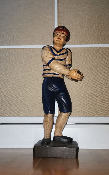 Антикварна дървена фигура на играч с топка от 20 те г. на миналия век