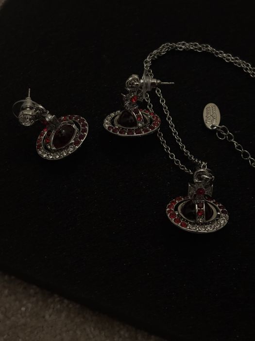 Vivienne Westwood Red Orb Necklace sau cercei