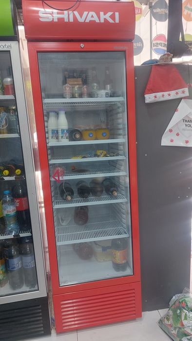 Vitrina sotiladi yangi hali kòp ishlamagan