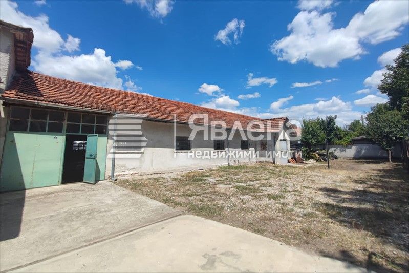 Производствено хале с жилищна част в Крумово