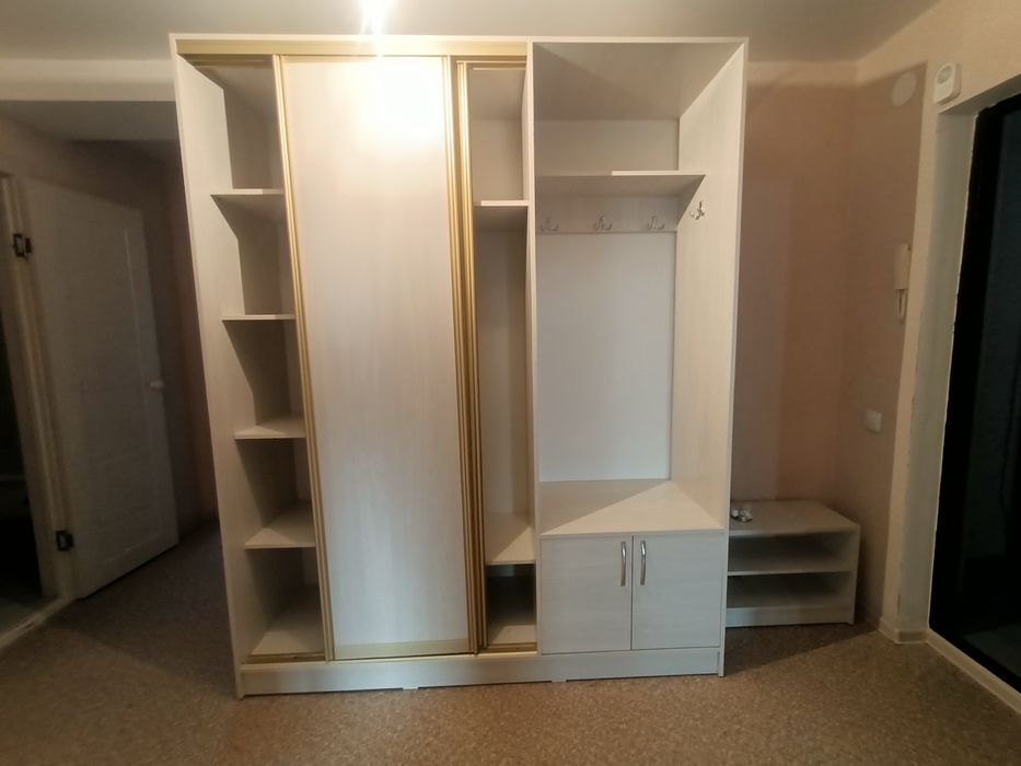 Продается шкаф-купе в отличном состоянии.