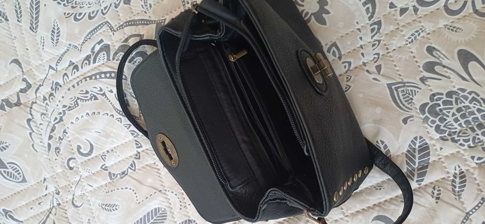 Късо яке и черна чанта