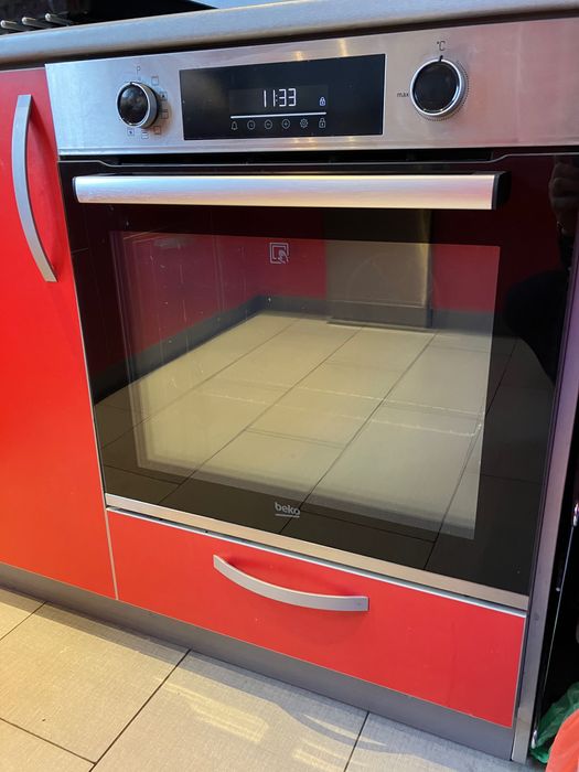 Продавам Фурна Беко с пиролиза