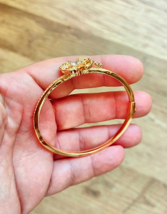 Гривна Bvlgari Fiorever с циркониеви камъни в златист цвят