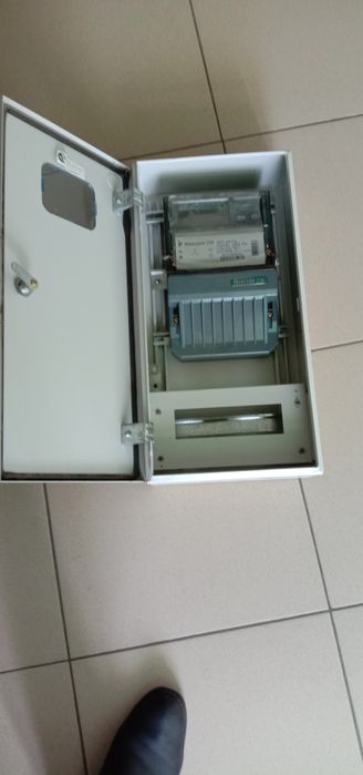 Счётчик электрический трёхфазный со щитом