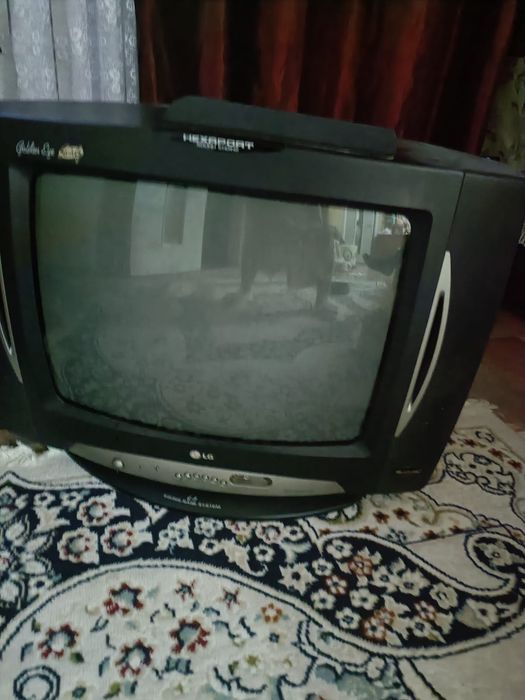 Телевизор с подставкой