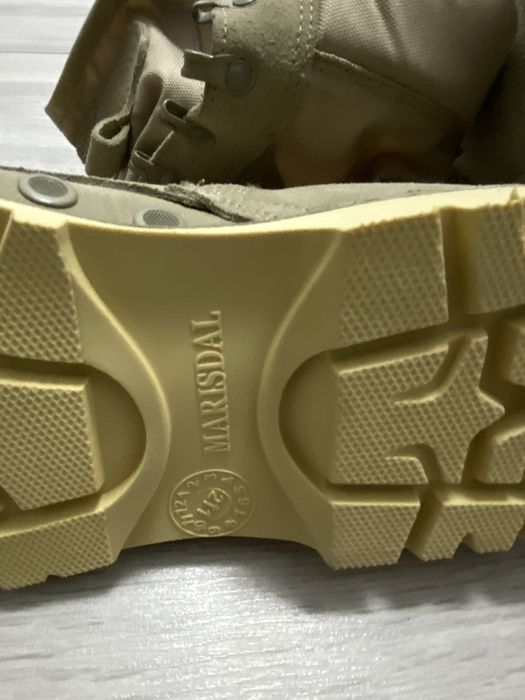 Vand bocanci si costum intemperii militare