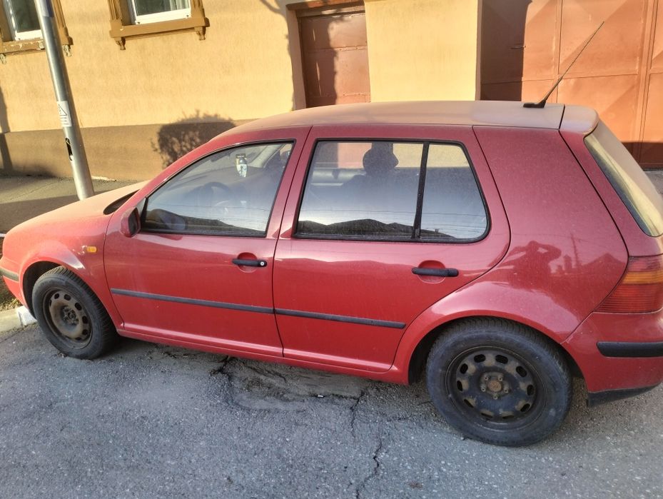 Vând golf 4 motor 16 benzina azd pentru dezmembrari