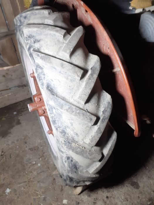 Vând tractor în patru pistoane de 40 cai putere. 2200 e