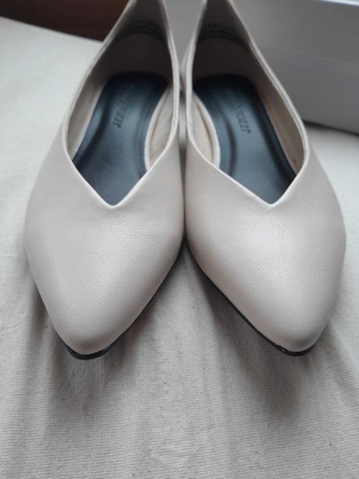 Бели обувки Marco Tozzi, немски, р-р 37, кожени, с малък ток, елегант