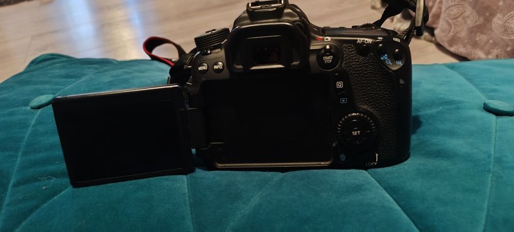 Aparat foto Canon EOS 70D + obiectiv 
Vând aparat f