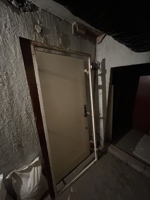 Продавам използвана метална врата