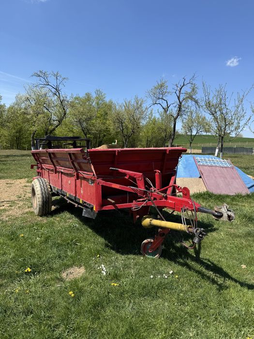 Remorcă pentru împroşcat gunoiul