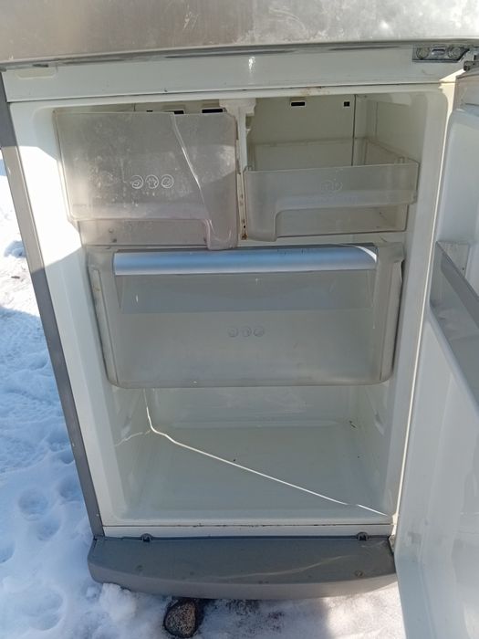 Тоңазытқыш саьылады жұмыс істеп тұр