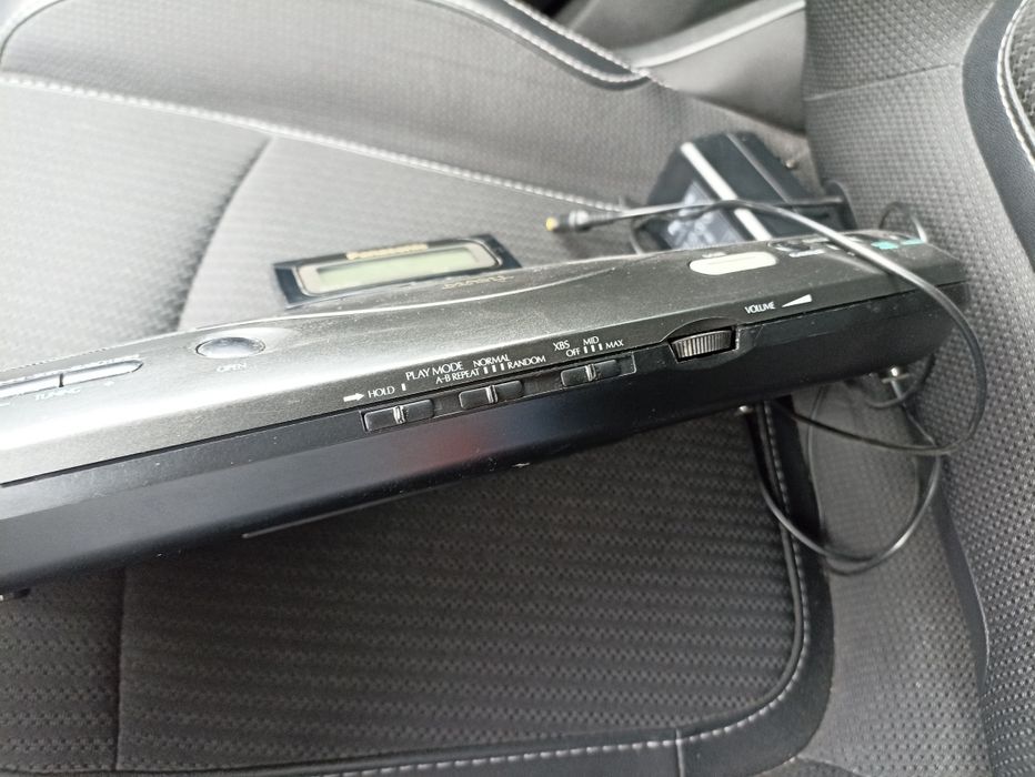 Radio super slim/subtire, portabil (alimentare priza sau baterii), sunet foarte bun, specific Panasonic..