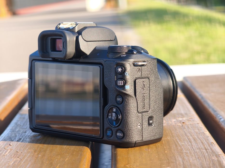 Kit Canon EOS M50 + Obiectiv 15-45mm + obiectiv Premium 18-150mm + 5 Baterii + Geanta