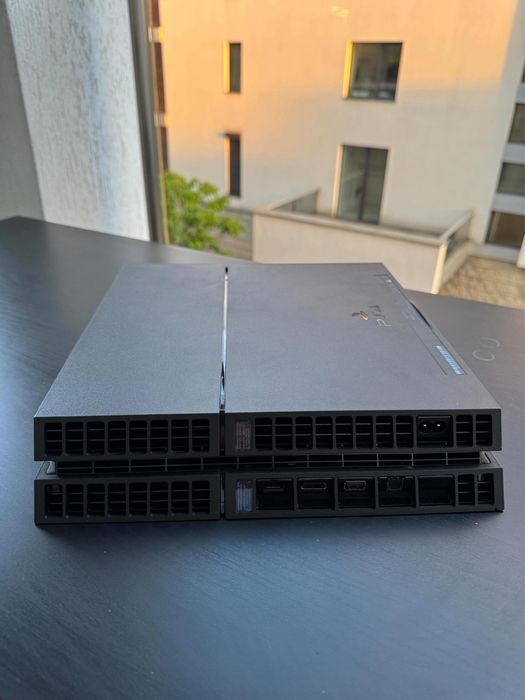 Playstation 4 + 2 контролера и 2 игри