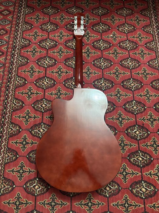 akustik gitara ideal holatda