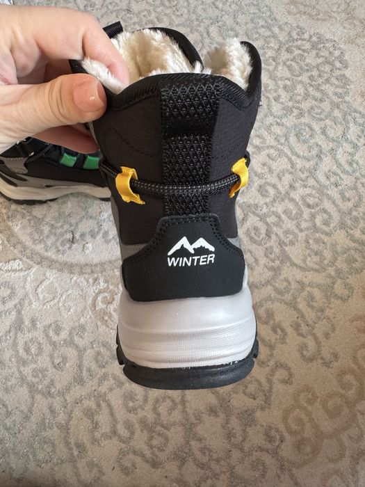 Продам зимние ботинки на мальчика