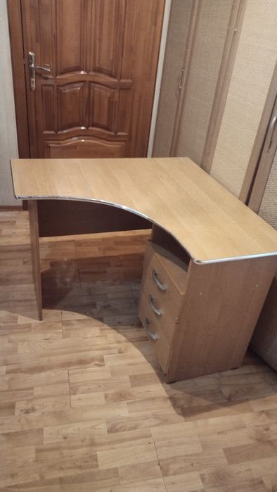 Письменный угловой   столл