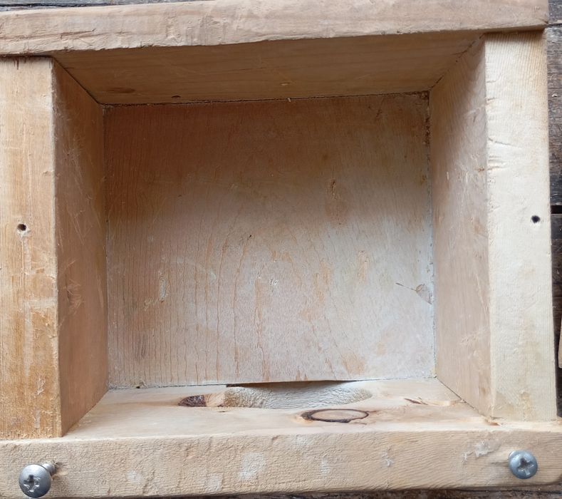 Дървена къща за птици