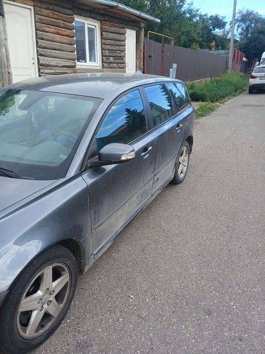 Vand Volvo v50 an 2009, sunt proprietarul ei de 5 ani . Mai are un rand de numere rosii .Pret 1500 negociabil ,pentru  detalii la nr 0770460472