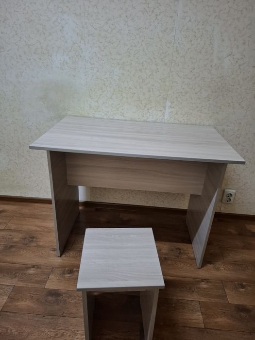 Стол с табуреткой