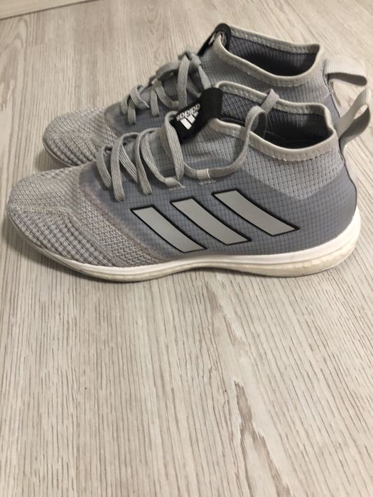 Adidasi de sala marca adidas in stare impecabila marimea 40