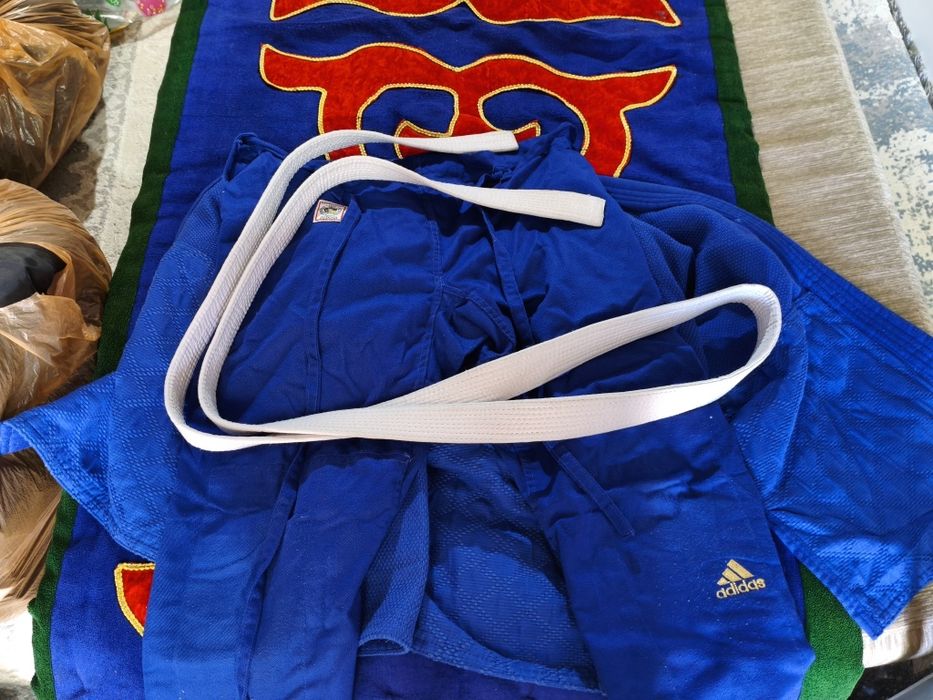 Продается кимано Adidas champion lll
