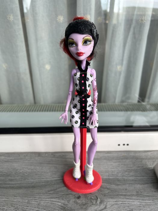 Papusa monsterhigh Operetta cu stand