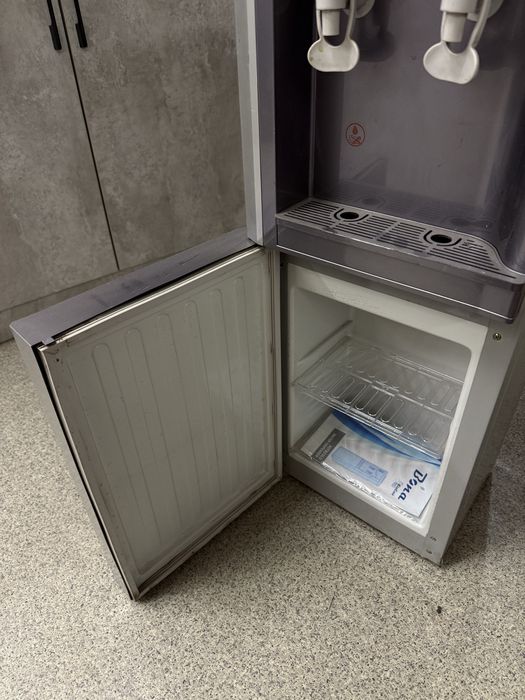 Диспенсер / кулер для воды напольный