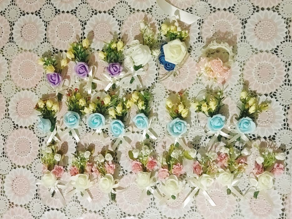 Vând buchet de florii din săpun și coșuleț cu flori de pus in piept