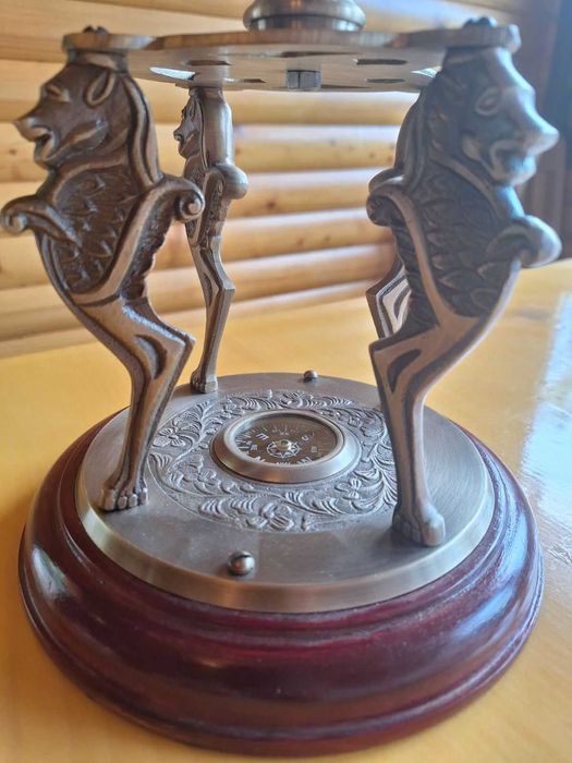 Армиларна сфера с компас