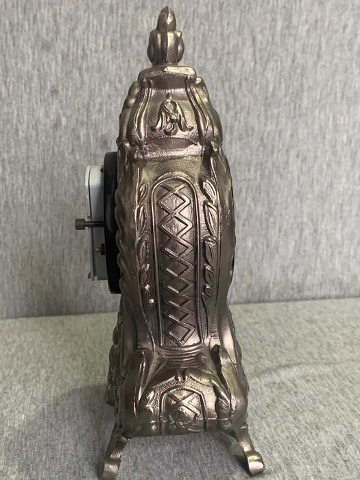 стар настолен часовник