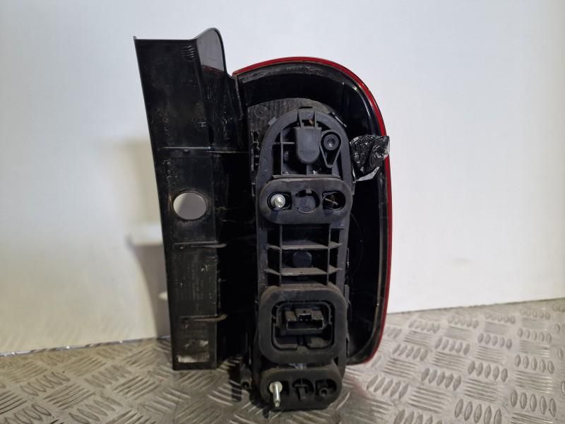 Stop cu soclu bec aripa stanga Dacia Duster