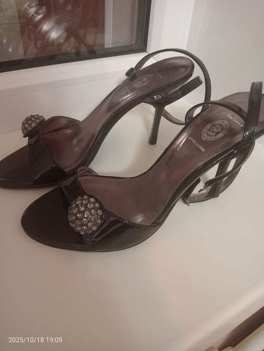 Продаются босоножки женские