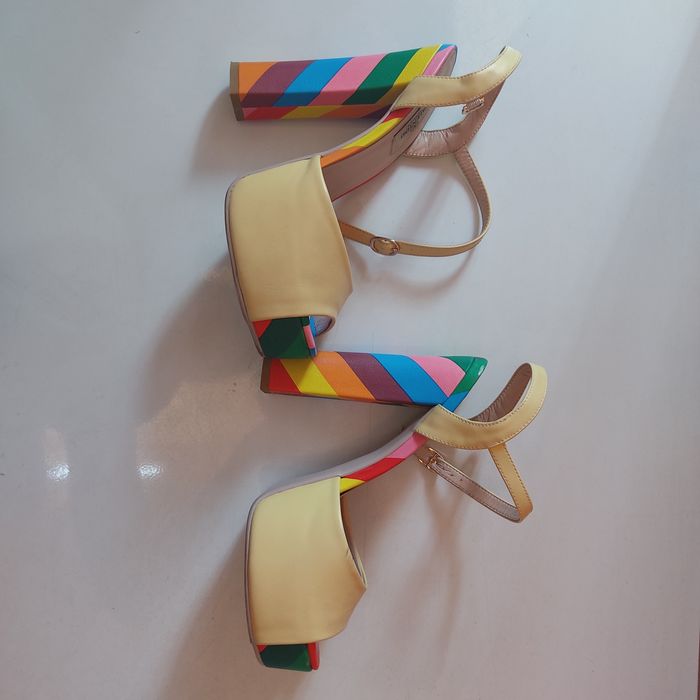 Продам босоножки