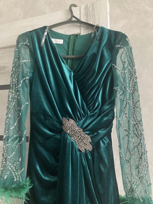 Продам очень красивое  вечернее новое платье