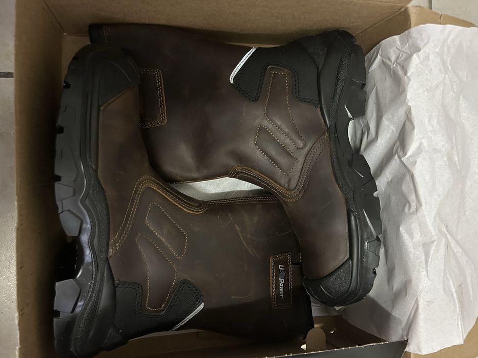 Bocanci cu protectie metalica