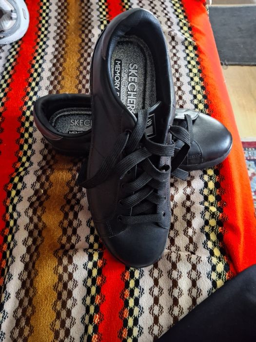 Vând adidași skerchers