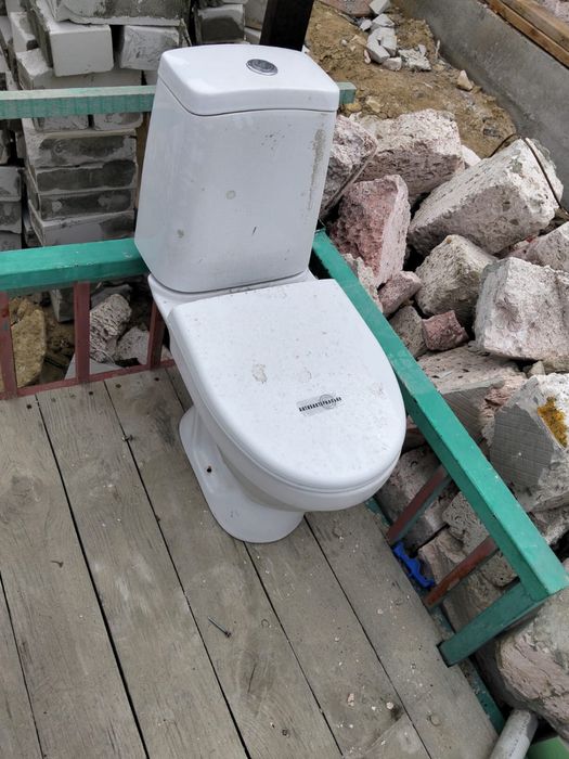 Унитаз белый обычный