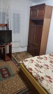 Vând apartament cu trei camere în Harsova