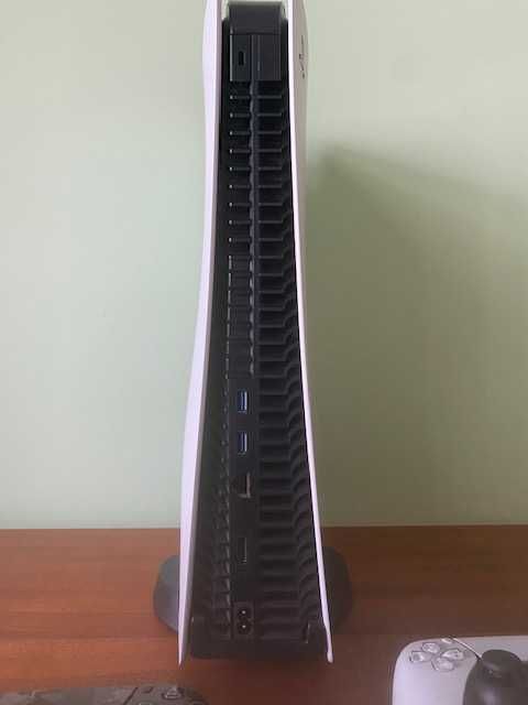 PS5 с Два Конролера, PSN ACCOUNT с 28 Игри и Годишен PS+