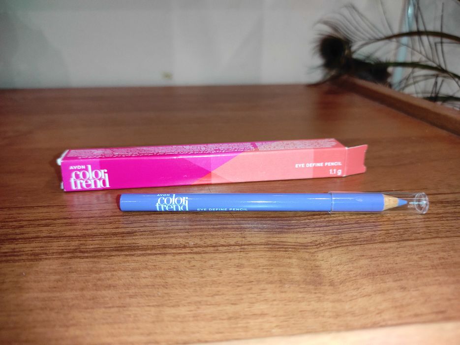 моливи за устни и очи / очна линия AVON