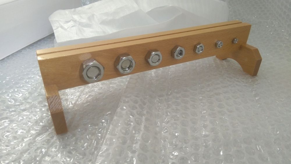 Всички Монтесори материали - метални гайки с болтове на дървена стойка