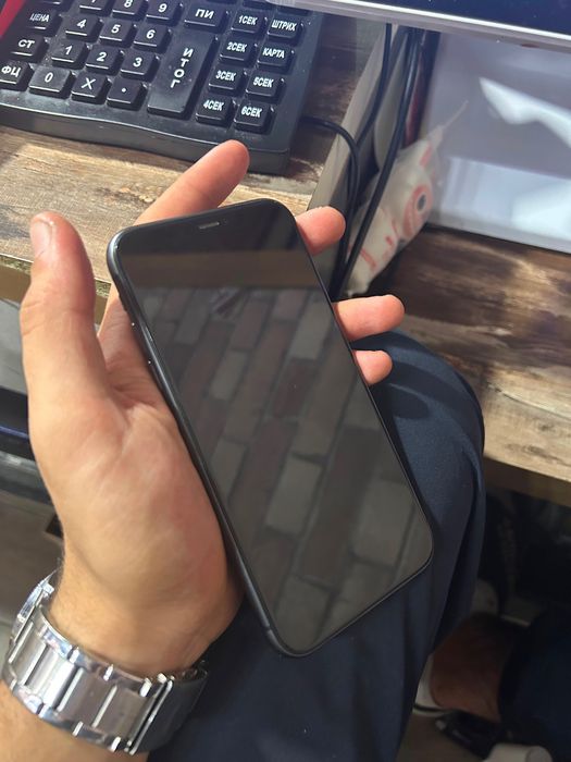 продам iPhone 11