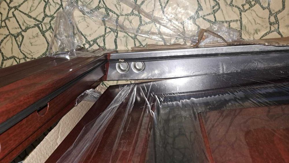 Метална външна врата с каса