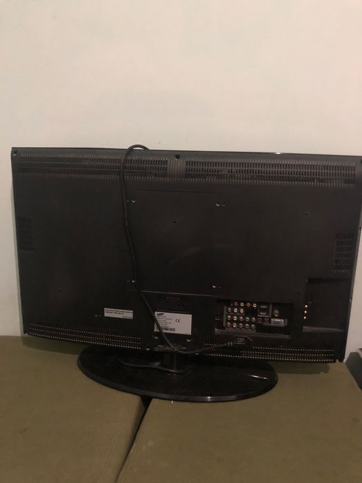 Телевизор «Самсунг» диагональ 32 дюйма LCD TV